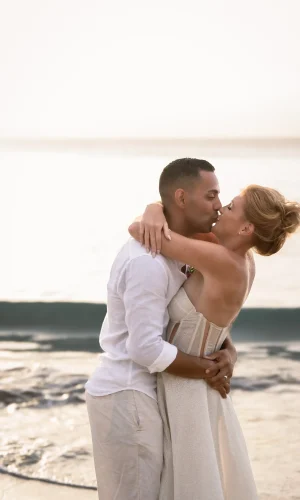 dominican-republic-wedding-villa-del-mar-kiss